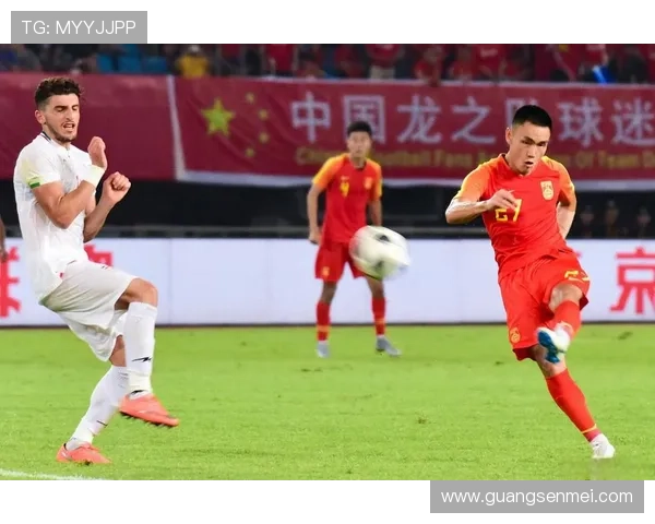 中国足球崛起迎来新机遇 亚洲杯赛事战况激烈国足力争突破历史瓶颈