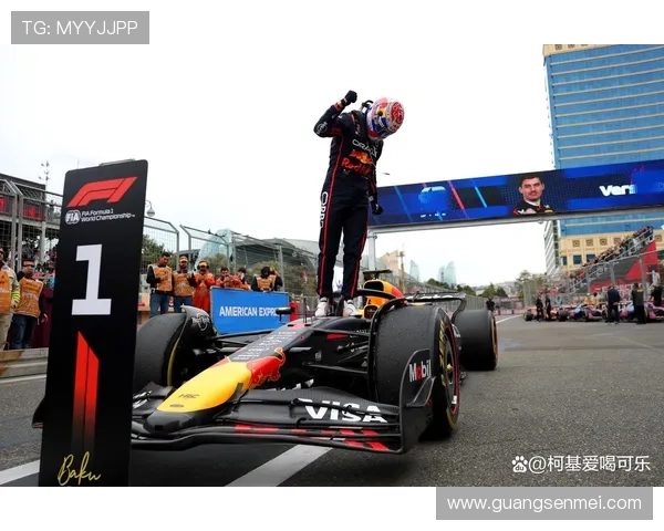 F1赛季激烈角逐引发关注 路易斯汉密尔顿与维斯塔潘的冠军之争愈加白热化