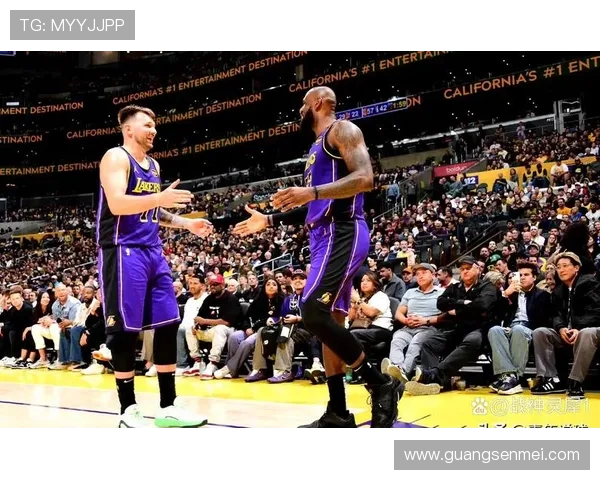 浓眉湖人迎来新赛季挑战 詹姆斯休赛期状态火热全队备战如火如荼