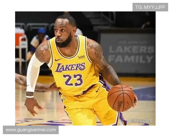 詹姆斯赛季首度复出带领湖人逆转获胜 创历史新高表现引发全场欢呼