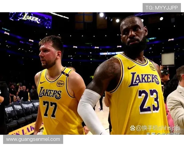 詹姆斯领衔湖人强势反弹西部格局再生变数引热议季后赛前景备受关注